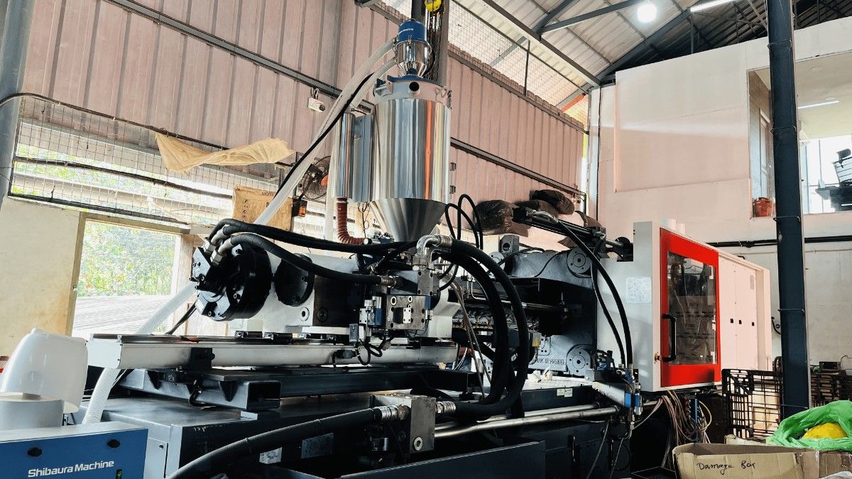 Can small businesses access injection molding services in Kerala?